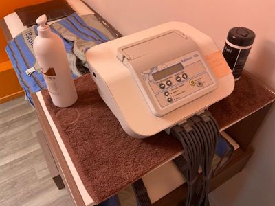 une machine posée sur une table à côté d'une serviette