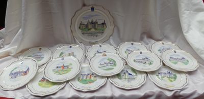 un grand nombre d'assiettes posées sur une table