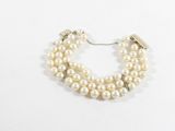 gros plan d'un bracelet avec des perles sur fond blanc