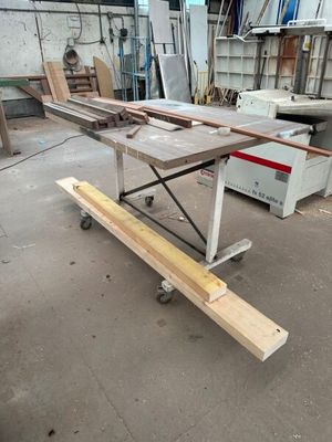 une table placée au milieu d'une pièce