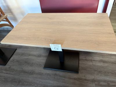 une table sur laquelle est posée une étiquette de prix dans un magasin