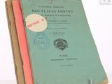 trois livres superposés sur une table