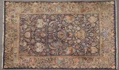 un tapis persan ancien orné d'un motif floral sur fond gris