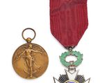 deux médailles et une médaille sur fond blanc