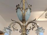 un lustre qui se trouve dans une pièce où il y a beaucoup d'objets