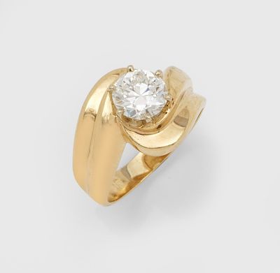 une bague en or 18 carats sertie d'un seul diamant au centre