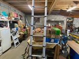 une échelle appuyée contre un mur dans un garage