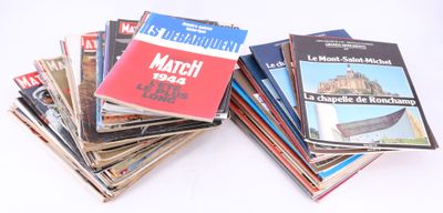 plusieurs livres sont empilés sur une table