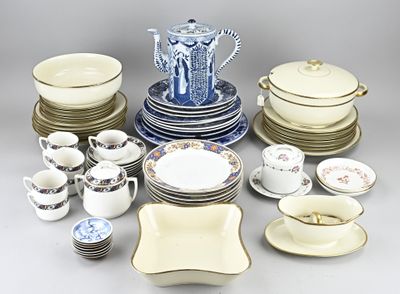 de nombreux types de plats et de tasses sur la table