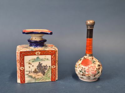 une paire de vases chinois et une petite boîte ornée d'une peinture