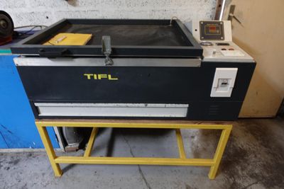 une machine posée sur une table dans une pièce