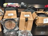 de nombreuses boîtes de nourriture posées sur une table dans une pièce