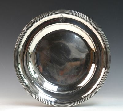 une photo d'une assiette en argent posée sur une table blanche
