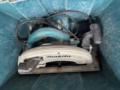 une machine qui se trouve à l'intérieur d'un conteneur bleu