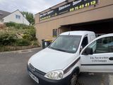 une camionnette blanche garée devant un bâtiment