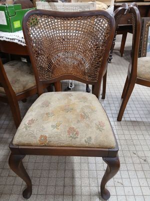 many chairs that are sitting in a room together