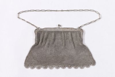 un sac à main ancien en maille d'argent, muni d'une bandoulière à chaîne et d'un fermoir