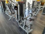beaucoup d'appareils qui se trouvent dans la salle de sport