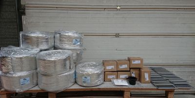 de nombreux rouleaux de papier d'aluminium posés sur une table