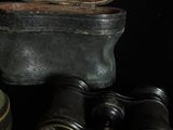 une boîte contenant une paire de jumelles et une autre paire de jumelles