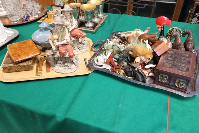 Lot d’objets de vitrine : groupes en biscuit polychrome, bonbonni...