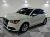 une image d'une voiture audi blanche dans une salle d'exposition