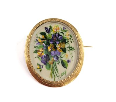 a picture of a picture of a bouquet of flowers on a broochle