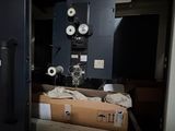 une boîte de papier toilette posée au milieu d'une pièce