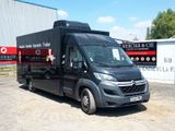 une photo d'un camion de livraison garé devant un immeuble