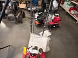une photo d'un magasin avec une tondeuse à gazon au milieu de la pièce
