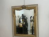 un miroir accroché au mur d'une pièce