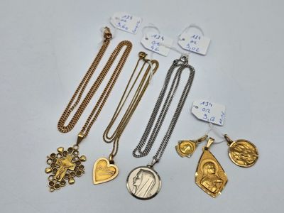 une collection de colliers et de pendentifs en or et en argent