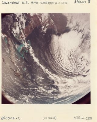 une vieille photo d'une image de la Terre prise depuis l'espace