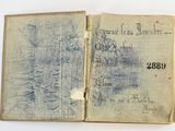 un vieux livre écrit posé sur une table