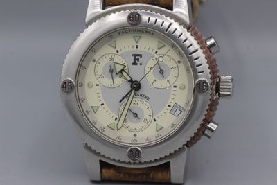 gros plan d'une montre sur une surface blanche