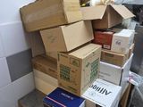 de nombreuses boîtes empilées les unes sur les autres sur une étagère