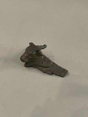 deux morceaux de métal posés sur une table
