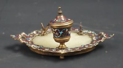 ENCRIER PLUMIER en bronze doré, onyx et décor en émaux champ…