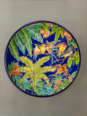 deux oiseaux posés sur une assiette posée sur une table
