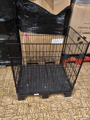 une cage noire surmontée d'une boîte