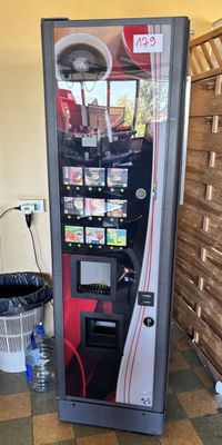 un distributeur automatique posé à même le sol