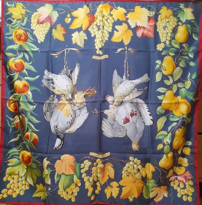 une photo d'une écharpe ornée d'oiseaux et de fruits