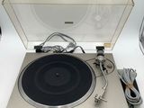 une platine posée sur une table à côté d'un micro