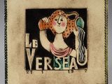 une image représentant une plaque en céramique sur laquelle figure une femme tenant un cheval