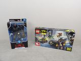 Deux figurines Lego de Batman sont assises l'une à côté de l'autre sur une table