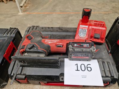 un grand nombre d'outils posés sur le sol