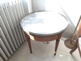 une petite table sur laquelle se trouve un miroir