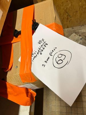 un morceau de papier collé avec du ruban adhésif sur une boîte
