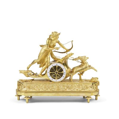 une image représentant une horloge en or et une femme à bord d'un char
