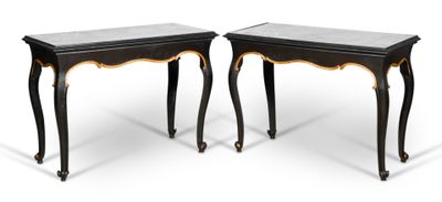 paire de tables d'appoint noires et dorées avec plateau en marbre